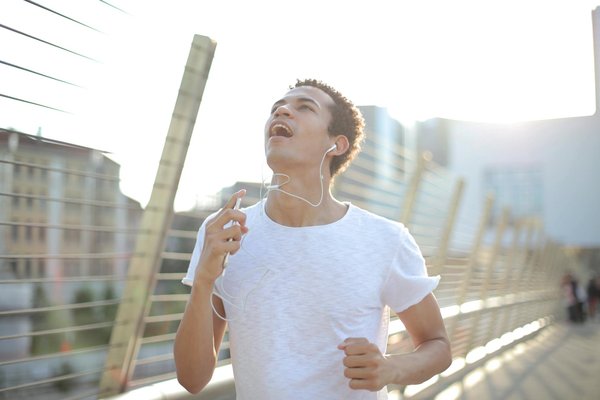 Découvrez le bracelet anti chute senior : sécurité et confort